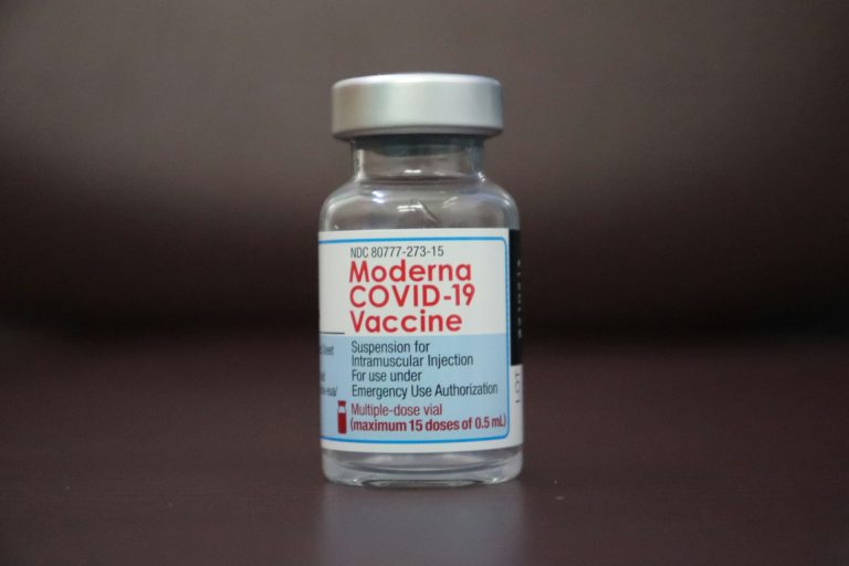 Moderna supera expectativas con menores pérdidas gracias a las ventas de vacunas contra el Covid y recortes de costos