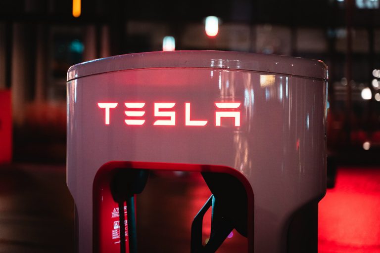 Contraste de mercados: Tesla se hunde en Reino Unido mientras repunta con fuerza en China